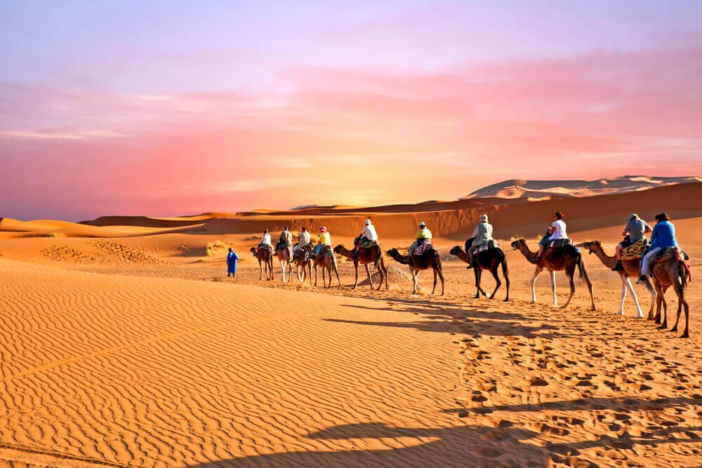 Personas disfrutando de un paseo en camello durante un tour de 3 días desde Marrakech hacia el desierto de Merzouga - View 3